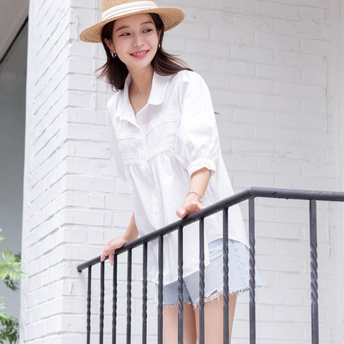 레이스의 우아함과 퍼프 소매의 귀여움이 어우러진 여성스러운 블라우스
