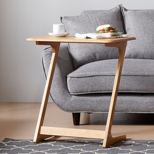 좁은 공간, 따뜻한 감성을 더하는 핀란디아 베네 원목 사이드테이블