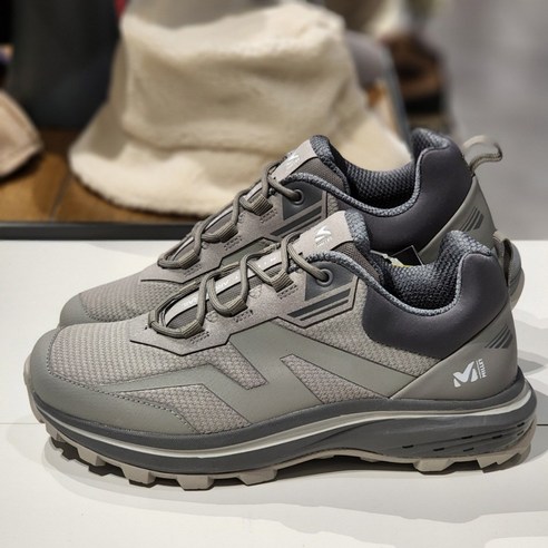 가벼움과 편안함이 어우러진 고성능 트레킹화