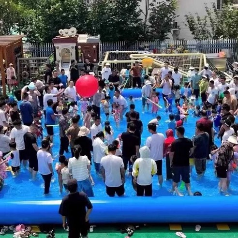여름 시즌을 시원하고 즐겁게 보내는 가족 친화적 대형 야외 워터 파크