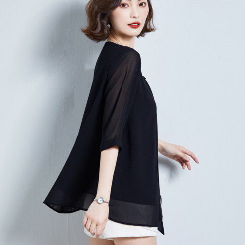 가벼운 착용감과 세련된 디자인이 어우러진 여름용 블라우스