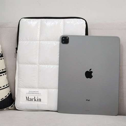 맥킨 노트북 패딩백 파우치는 나일론 소재의 노트북 가방으로, 큰 사이즈와 편리한 디자인이 장점입니다.