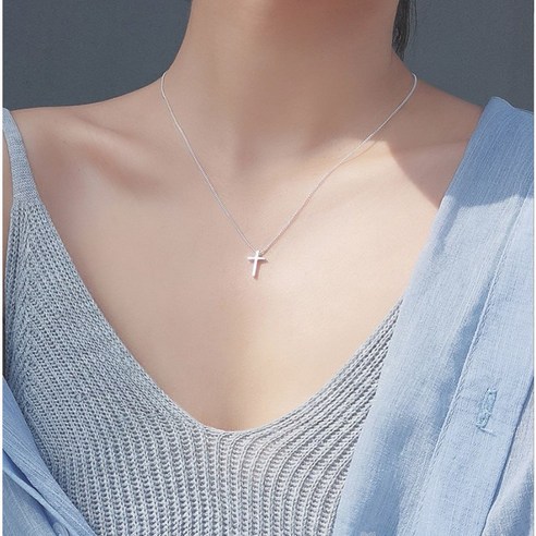 써지컬 스틸로 제작된 의미 있는 MOONT 여성 십자가 목걸이