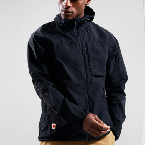 바람을 가르며 나아가는 자유, 피엘라벤 하이코스트 윈드자켓과 함께