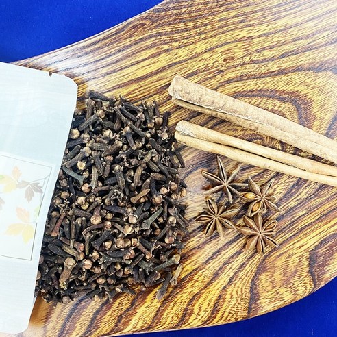 향긋한 정향과 따뜻한 뱅쇼, 겨울밤을 더욱 특별하게.