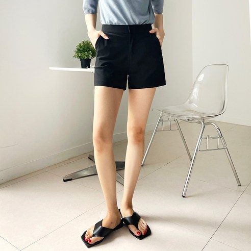 여성을 위한 편안한 착용감과 세련된 스타일을 제공하는 마일드 스판 밴딩 4부 반바지