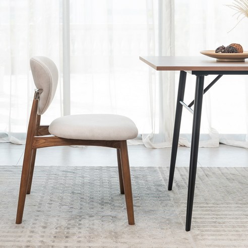 세련된 원목식탁의자와 합리적인 실용성