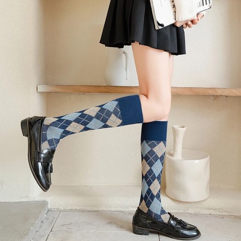 따뜻함과 스타일을 동시에, 아가일 니트 니삭스로 겨울 필드를 사로잡으세요!