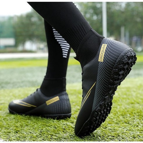 탁월한 잔디 풋살화로 경기력 극대화