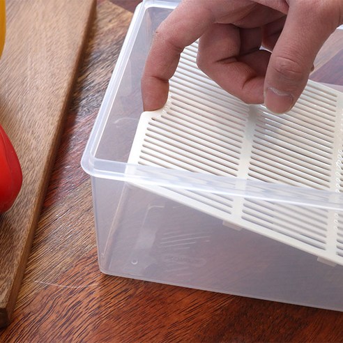 리빙패밀리 코멕스 데이킵스 냉장고정리용기는 다양한 식품을 보관할 수 있는 플라스틱통으로, 효율적인 공간 활용과 신선도 유지에 기능적으로 탁월한 제품입니다.