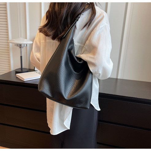 부드러운 가죽 숄더백, 직장인에게 추천하는 편안한 데일리백
