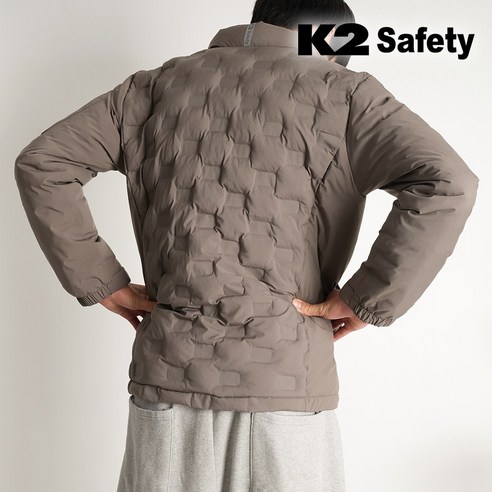 K2 슬림 패딩 자켓 브라운은 남성을 위한 경량 겨울 자켓입니다.