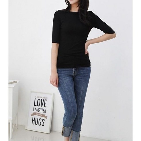 편안하면서도 세련된 스타일링을 선사하는 데일리앤 러블 립라인 보트넥 5부 슬림핏 티셔츠