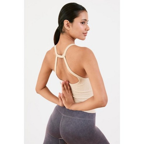 섬세한 아름다움과 편안함의 조화: 잇존 케이블 에센셜 탱크 탑으로 완성하는 요가 & 필라테스 스타일 잇존