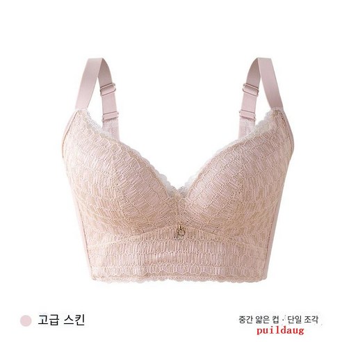 조정 된 속옷 여성들이 함께 모여 브래지어에 가슴을 모아 처짐을 수정하고 뒤 브래지어를 확장합니다.