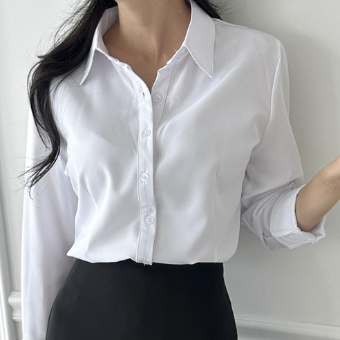구김 없이 깔끔한 슬림핏 셔츠, 다양한 스타일링이 가능한 실용적인 제품