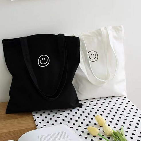 밝은 미소와 스타일을 한 번에 선사하는 스타일라이즈 스마일 캔버스 에코백