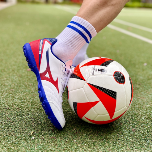 코트 위를 수놓는 푸른 섬광, 미즈노 MRCD 모나르시다 풋살화