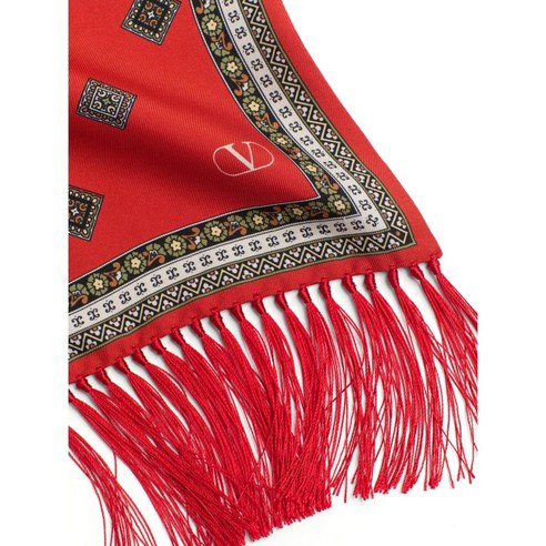 발렌티노 스카프 하나로 센스 있는 남친룩 완성!