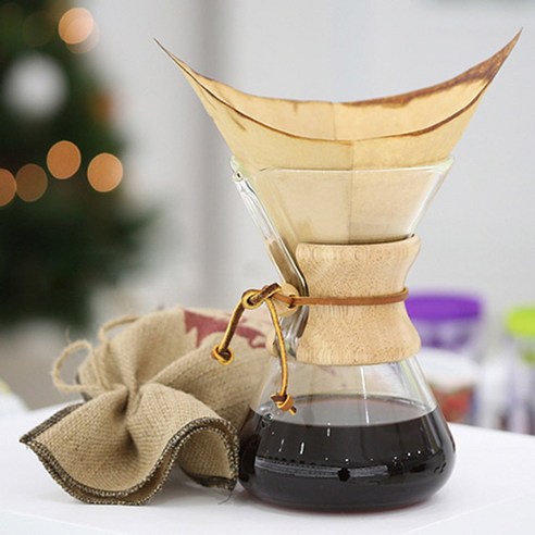 종이로 제작된 커피필터, 브라운 컬러로 디자인된 특별한 경험