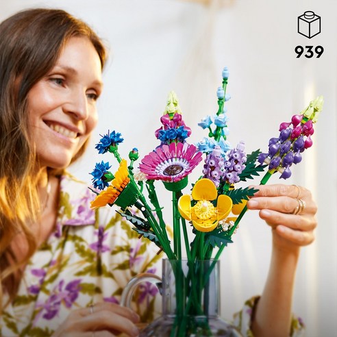레고 아이콘즈 10313 야생화 꽃다발은 생화 형태의 레고 조각들로 구성되어 있으며, 다양한 색상의 꽃을 조합하여 원하는 스타일의 꽃다발을 만들 수 있습니다.