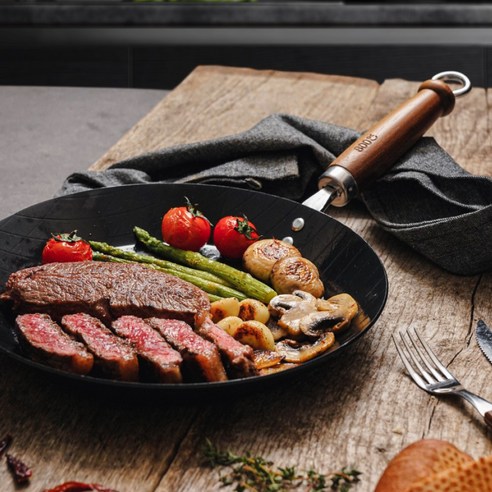 요리의 깊이를 더하는 주방의 명품, 800도씨 우드핸들 무쇠 후라이팬