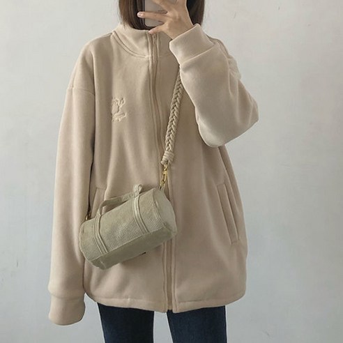 데일로엔 여성 고스트 후리스 집업은 봄과 가을철에 최적화된 섬유혼방 소재의 따뜻하고 스타일리시한 상의입니다.