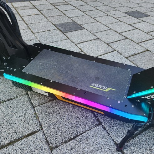 위페드 전동킥보드, 빛으로 완성하는 당신의 스타일: 발판 LED 사이드 볼륨업 리뷰 위패드