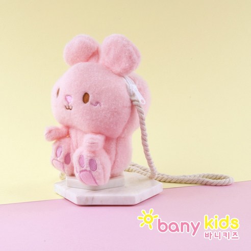 사랑스러운 토끼와 함께하는 아이의 특별한 외출