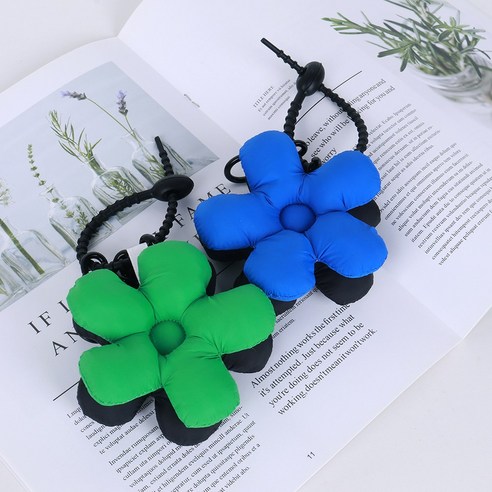 플라워 키링으로 밋밋한 가방에 사랑스러운 포인트를 더하세요!