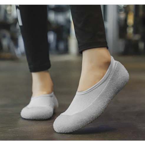 미끄럼 걱정 없이 내 몸에 집중! 논슬립 슈즈로 안전하고 즐거운 운동을 경험하세요.