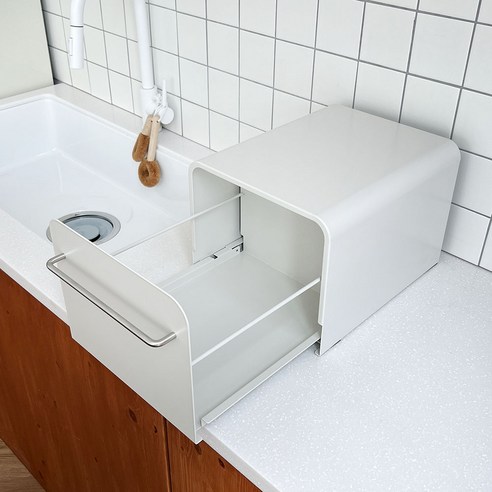 마츠리센 화이트 철제 슬라이드 수납함은 다목적 소품정리함으로 식기류, 디저트, 간식, 화장품, 캠핑용품 등을 보관하고 깔끔한 디자인과 실용적인 기능을 제공합니다.