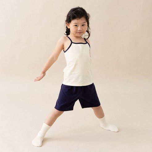 여름날의 산뜻함을 담은 에콘드 쿨 슬리브리스 셋업: 크림 컬러의 매력 에콘드