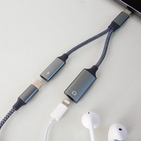 라이트닝 8핀 to USB C 타입 젠더는 라이트닝 이어폰의 오디오와 마이크 연결을 지원하며, 애플의 호환성과 60W의 충전을 제공하는 젠더입니다.