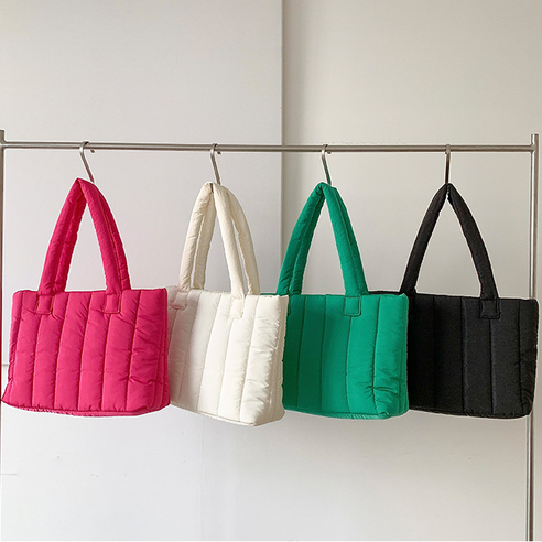 민티즈 스퀘어 세로 퀼팅 누빔백: 세련된 실용성의 완벽한 조화