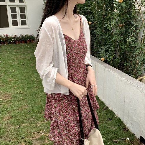 편안한 착용감과 자외선 차단 기능으로 여름을 즐기는 스타일아유 블라우스