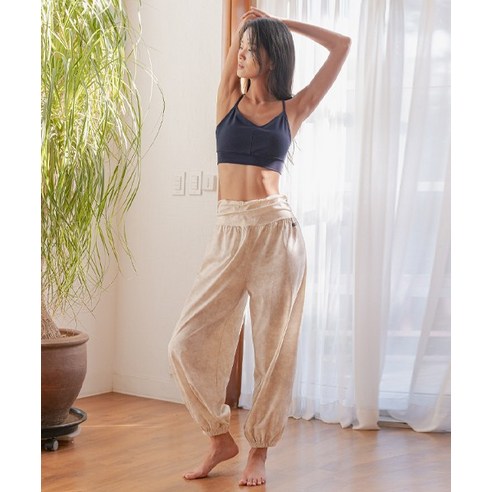 편안함과 스타일, 두 마리 토끼를 잡다! 내 몸에 착 감기는 요가 팬츠 선택법 모어아웃