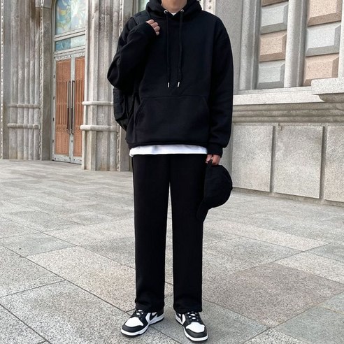 와이드핏의 밴딩 트레이닝팬츠, 적당한 두께감과 편안한 착용감이 특징