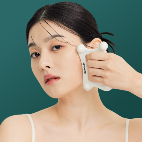 퉁퉁 부은 얼굴, 뻐근한 어깨… 도자기 괄사로 되찾는 나의 라인과 활력 도자기괄사