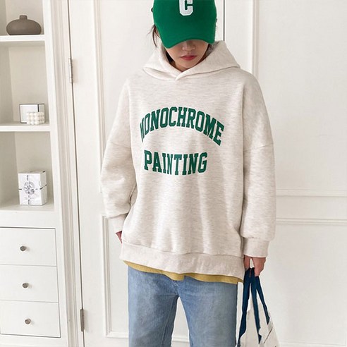 편안함과 스타일을 겸비한 모노크롬 레터링 오버핏 후드티