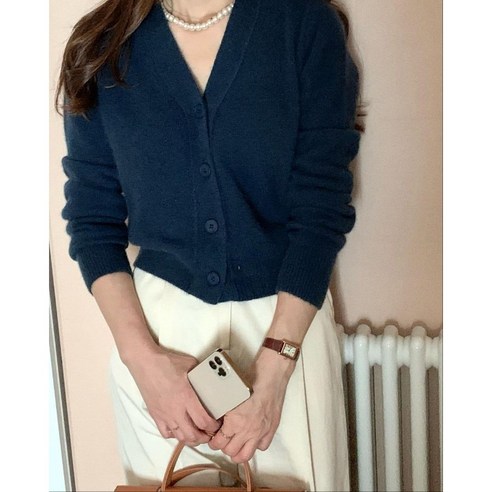 고급소재로 세련된 데일리룩을 연출할 수 있는 [워니쇼룸] 라쿤브이가디건