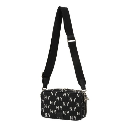 세련된 복고 감성과 실용성을 겸비한 MLB 크로스백