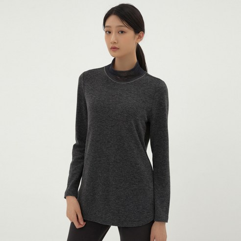 톡톡한 소재와 여성스러운 디자인으로 제작된 여성 넥 주름 긴팔 티셔츠