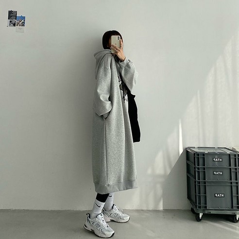 따뜻함과 스타일을 겸비한 애아리컨 그레이 기모 후드 롱 원피스