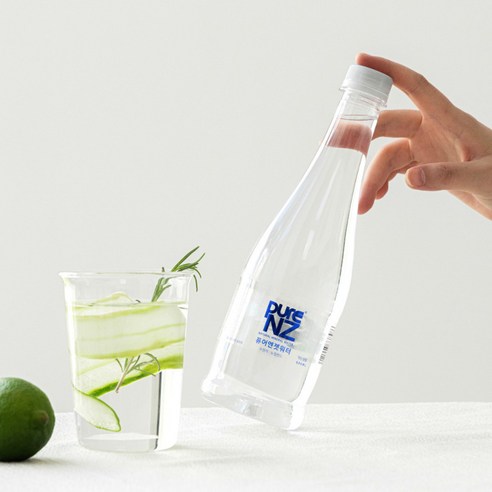 플라스틱병에 담긴 건강한 뉴질랜드의 맑고 신선한 미네랄워터