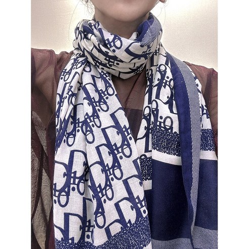 부드러운 감촉과 우아한 스타일, 에디트537 롱 스카프로 완성하는 간절기 패션