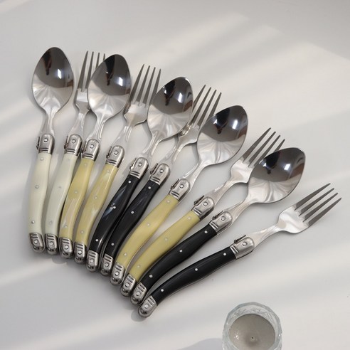 고급스러움과 실용성을 갖춘 아쿠아 라귀올 커트러리, 56% 할인 찬스!