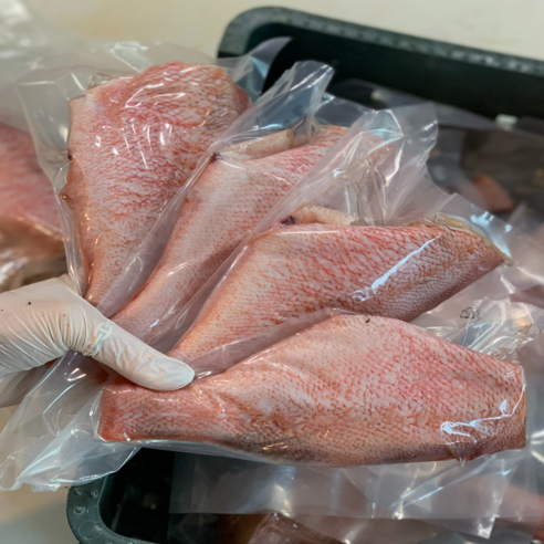 신선하고 저렴한 특대 손질 열기 생선