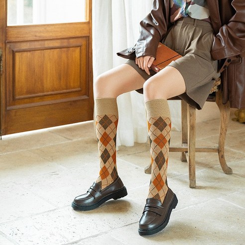 따뜻함과 스타일을 동시에, 아가일 니트 니삭스로 겨울 필드를 사로잡으세요!