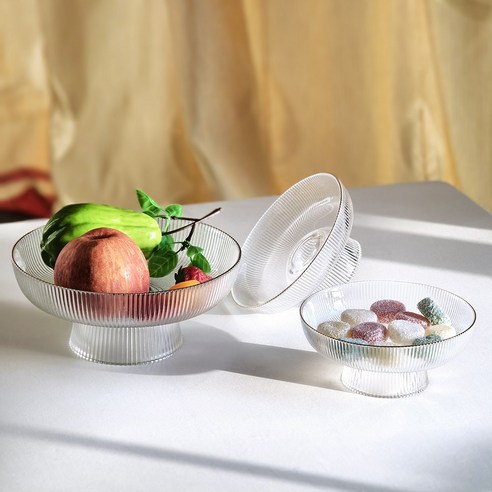 수정처럼 맑고 투명한 유리 접시, 골드 리무로 세련된 디자인